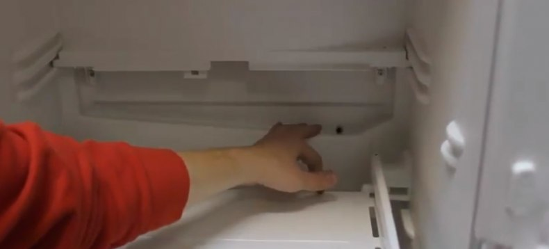 прочистка дренажной системы в холодильнике Liebherr
