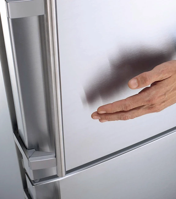 холодильник Liebherr с открытой дверью